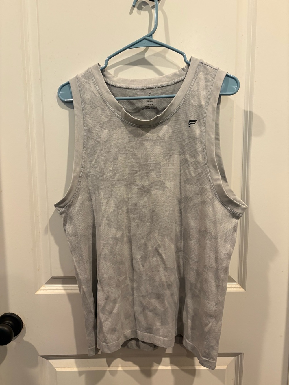 Fabletics Men’s Light Gray Camouflage Performance Tank Medium